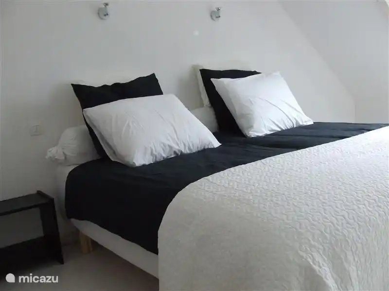 De ouder slaapkamer van de koeienstal met nieuwe boxspringbedden ( hotelkwaliteit)met dekmatras en vier kussens en sprei zodat u van een goede nachtrust kunt genieten.