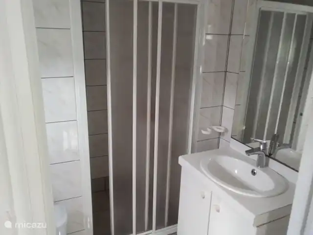 Wandelen, Frankrijk, Ardèche, Gluiras, vakantiehuis La basse Maza - La Glycine De badkamer is functioneel ingericht met een douche, toilet en badmeubel met thermostaatkraan..