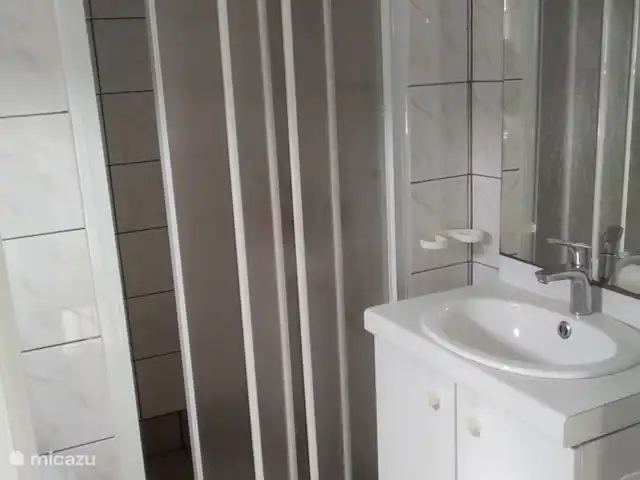 Wandelen, Frankrijk, Ardèche, Gluiras, vakantiehuis La basse Maza - La Glycine Badkamer met eenvoudig toilet, ruime douche met thermostaat kraan en badmeubel.