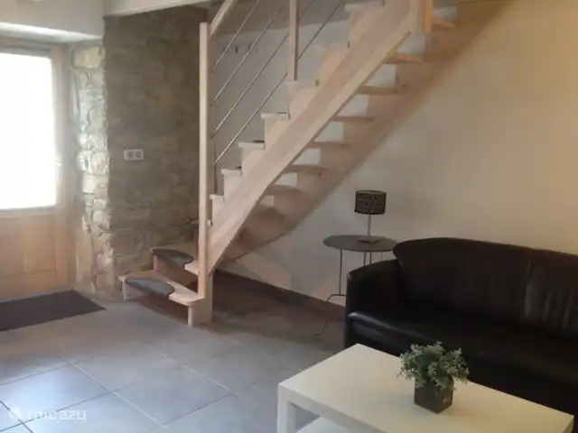 Wandelen, Frankrijk, Ardèche, Gluiras, vakantiehuis La basse Maza - La Glycine Entree met een fraaie en comfortabelee designtrap naar de eerste verdieping.