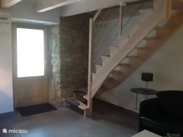 Wandelen, Frankrijk, Ardèche, Gluiras, vakantiehuis La basse Maza - La Glycine Entree van de living  met authentiek gevoegde stenen muurdeel en design trap naar de 1ste verdieping.
