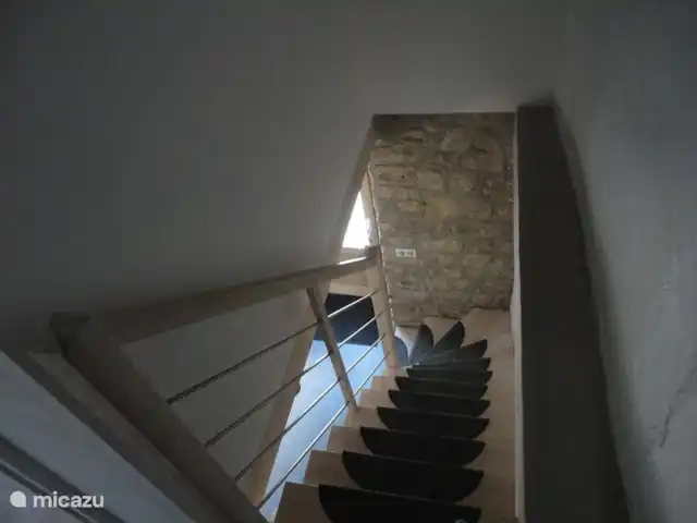 Wandelen, Frankrijk, Ardèche, Gluiras, vakantiehuis La basse Maza - La Glycine Trap opgang van huiskamer naar 1ste verdieping(ouder-slaapkamer)