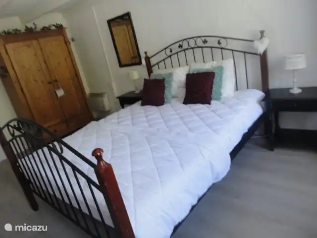 Wandelen, Frankrijk, Ardèche, Gluiras, vakantiehuis La basse Maza - La Glycine Masterbedroom met uitzicht op de bergen, hang-legkast, 20m2, laminaatvloer, el. verwarming en inzet-vliegen-muggen horren..