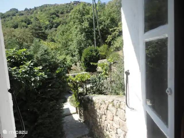 Wandelen, Frankrijk, Ardèche, Gluiras, vakantiehuis La basse Maza - La Glycine Vergezicht op de bergen vanuit de master bedroom.