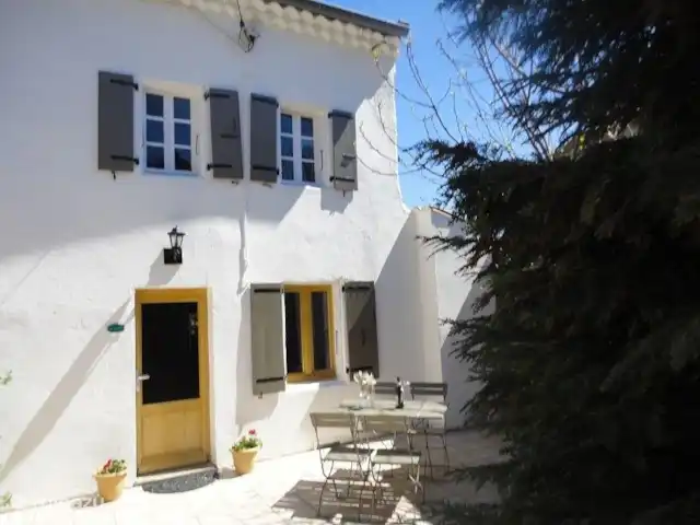 Wandelen, Frankrijk, Ardèche, Gluiras, vakantiehuis La basse Maza - La Glycine La Glycine-voorzijde-entree met betegeld terras 25m2 en bistroset.