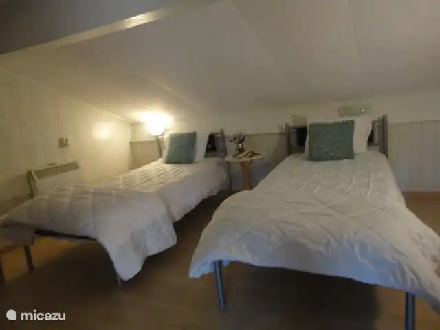 Wandelen, Frankrijk, Ardèche, Gluiras, vakantiehuis La basse Maza - La Glycine Sslaapkamer-2de verdieping,laminaatvloer, 3x 1pers. bed 90x200cm