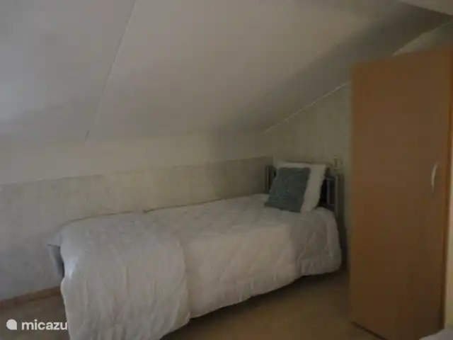 Wandelen, Frankrijk, Ardèche, Gluiras, vakantiehuis La basse Maza - La Glycine Slaapkamer-2de verdieping, laminaat vloer 3x 1pers. bed 90x200cm+ hang-legkast.