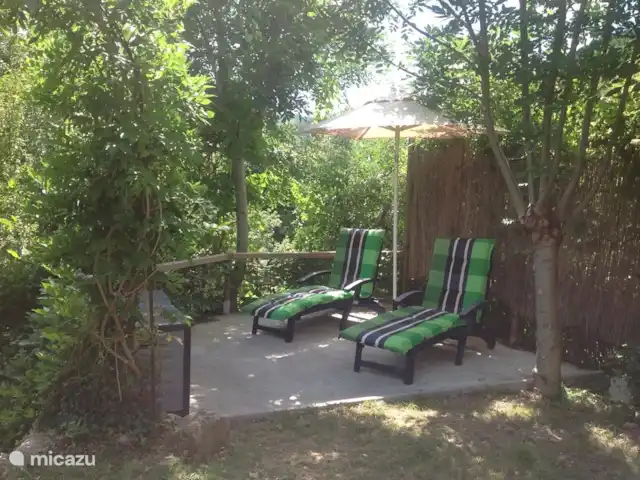 Wandelen, Frankrijk, Ardèche, Gluiras, vakantiehuis La basse Maza - La Glycine Extra zonneterras in de beneden tuin.