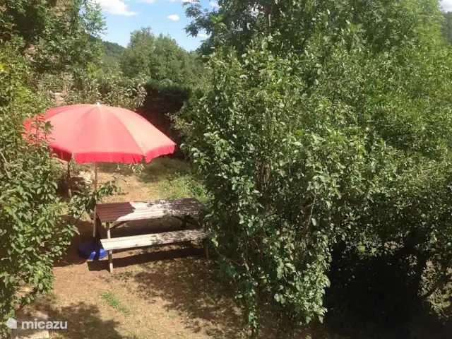 Wandelen, Frankrijk, Ardèche, Gluiras, vakantiehuis La basse Maza - La Glycine Beneden tuin(gazon) met picknicktafel en zonneterras met 2 ligbedden..