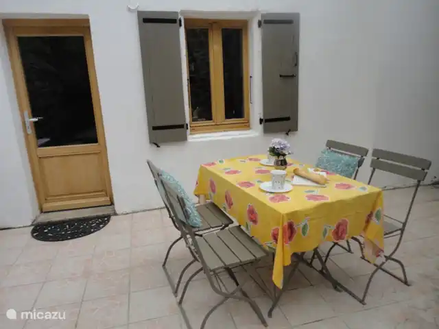 Wandelen, Frankrijk, Ardèche, Gluiras, vakantiehuis La basse Maza - La Glycine Voorzijde La Glycine