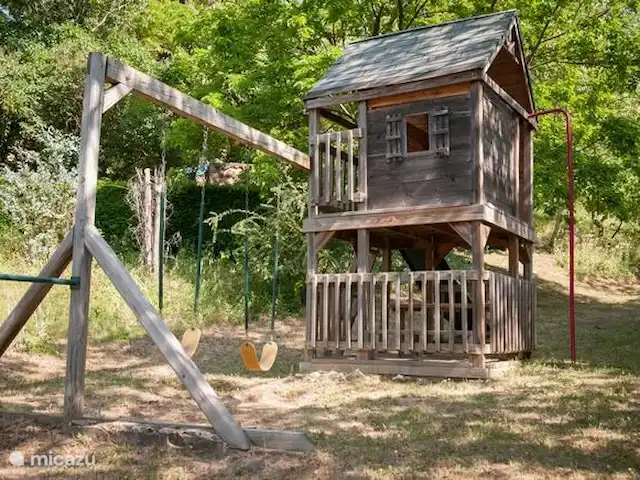 Wandelen, Frankrijk, Ardèche, Gluiras, vakantiehuis La basse Maza - La Glycine Voor de kinderen is dit houten speelhuis, centraal gelegen op het terrein,  met 2 schommels, 2 rekstokken en glijbaan een ideale hang en speelplek.