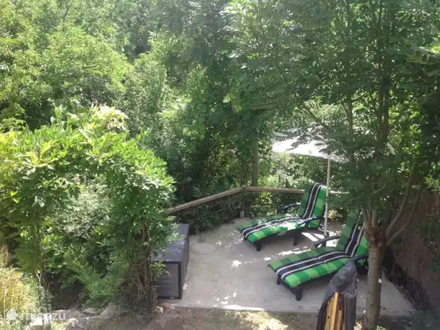 Wandelen, Frankrijk, Ardèche, Gluiras, vakantiehuis La basse Maza - La Glycine Benedentuin(gazon) met zonneterras en 2 loungers met kussens