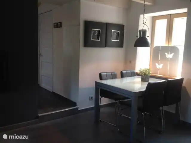 Wandelen, Frankrijk, Ardèche, Gluiras, vakantiehuis La basse Maza - La Glycine Andere zijde van de living, eethoek-met comfortabele stoelen, doorgang naar de keuken en zicht op voorterras.