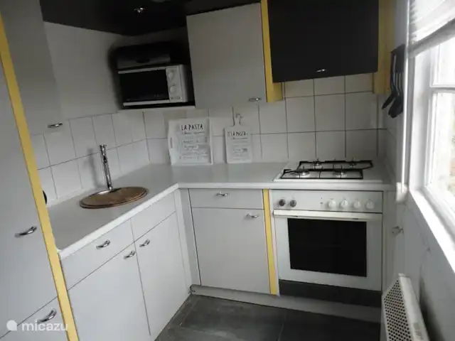 Wandelen, Frankrijk, Ardèche, Gluiras, vakantiehuis La basse Maza - La Glycine Complete keuken 10m2 met grote koel-vriescombinatie( 2 extr vriesladen) el.oven-gas-kookplaat,afzuigkap. , magnetron, koffiezetter, waterkoker en Senseo. Electrische verwarming(radiator).