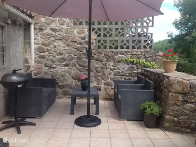 Wandelen, Frankrijk, Ardèche, Gluiras, vakantiehuis La basse Maza - La Glycine Achterterras(25m2) met veel privacy en zicht op de bergen. Deels overkapt