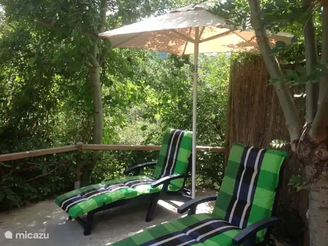 Wandelen, Frankrijk, Ardèche, Gluiras, vakantiehuis La basse Maza - La Glycine Extra  zonneterras in de beneden tuin(15m2) met ligbedden, kussens en parasol.-omzoomd door bomen, met veel zon  .