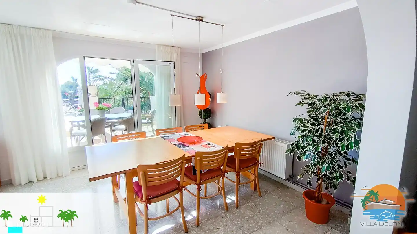 Essbereich innen mit Blick auf den Essbereich außen