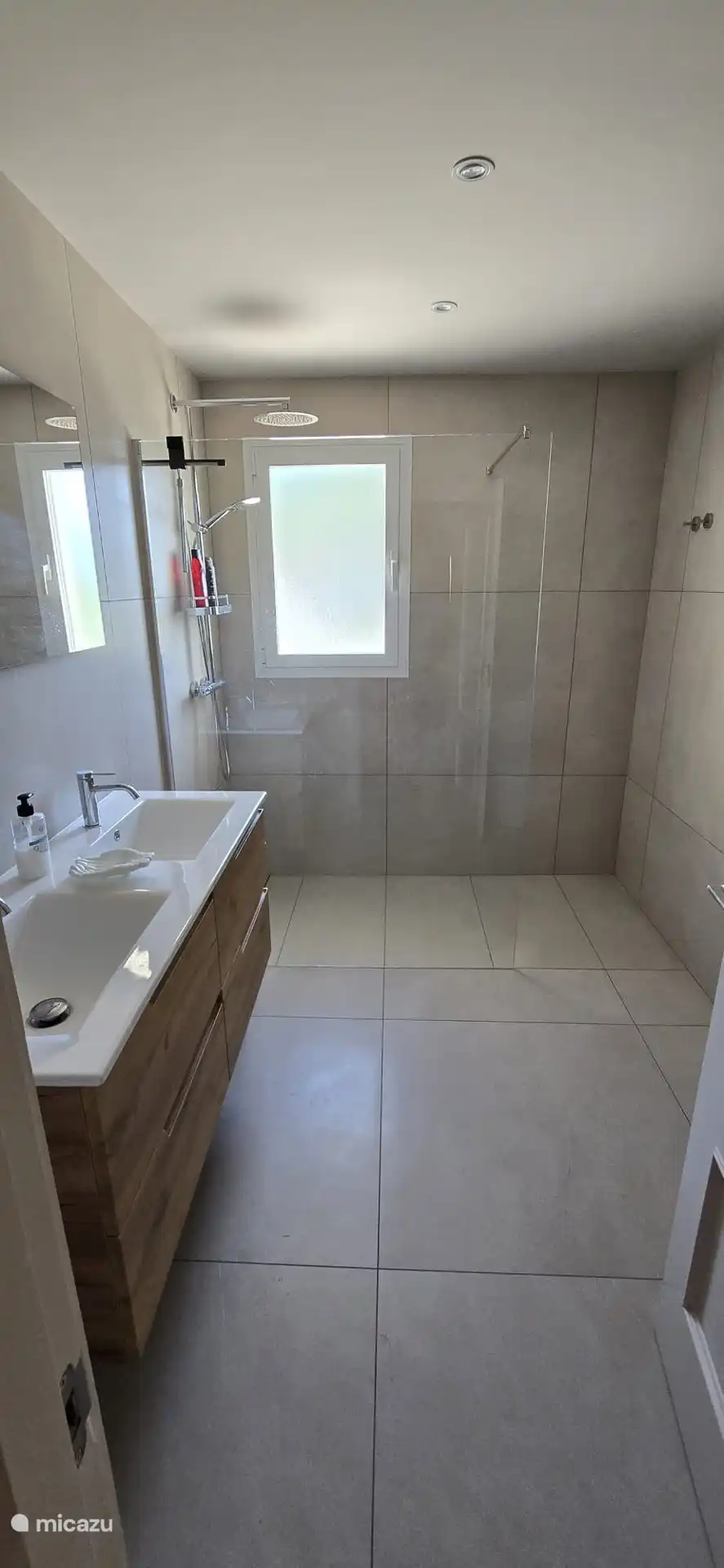 Nieuwe ruime badkamer horend bij de grootste slaapkamer. Ruime luxe douche, 2 persoonswandmeubel, spiegel met verlichting & toilet