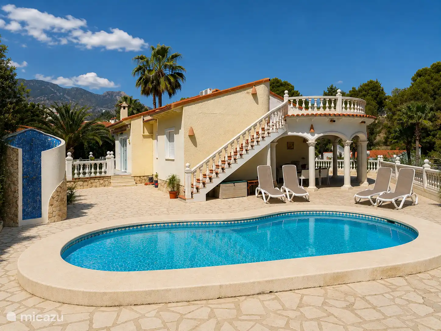 Uitzicht op het zwembad, de achterkant van de villa met pergola, de trap omhoog naar het dakterras (4e terras) en links na de buitendouche, het 5e terras bij de woonkamer