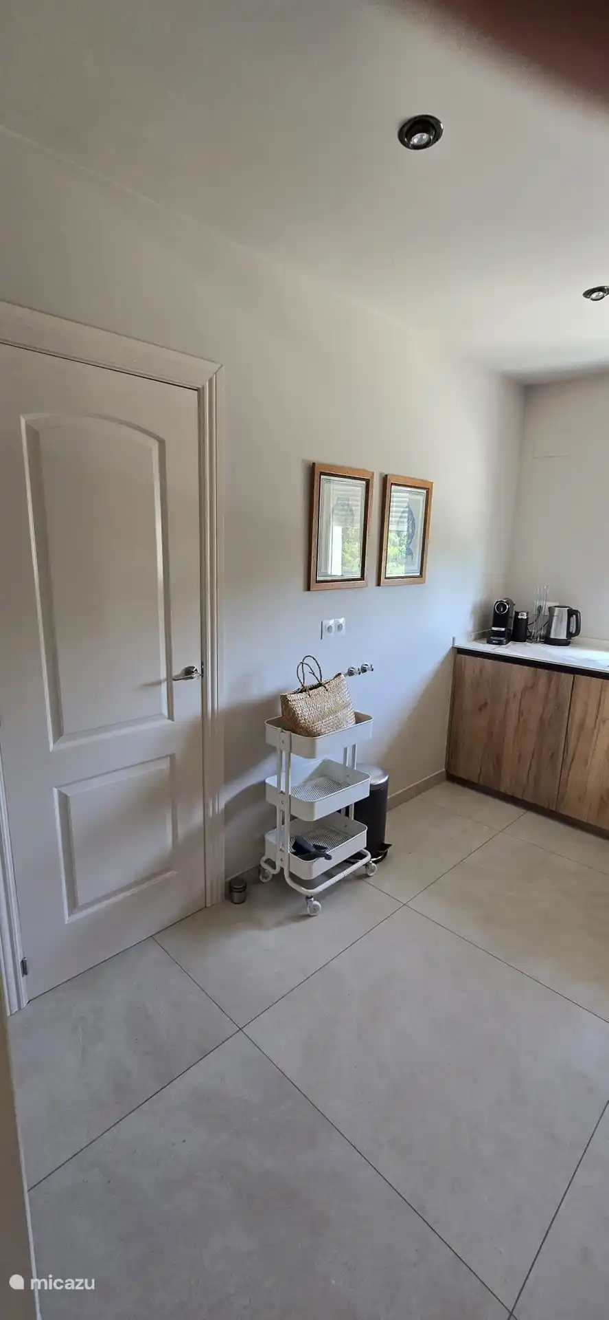 Vanuit de nieuwe keuken kun je de 3e slaapkamer en badkamer bereiken en ook de wasmachine, droogtrommel, schoonmaakspullen en babybedje met bedlinnen, kinderstoel etc