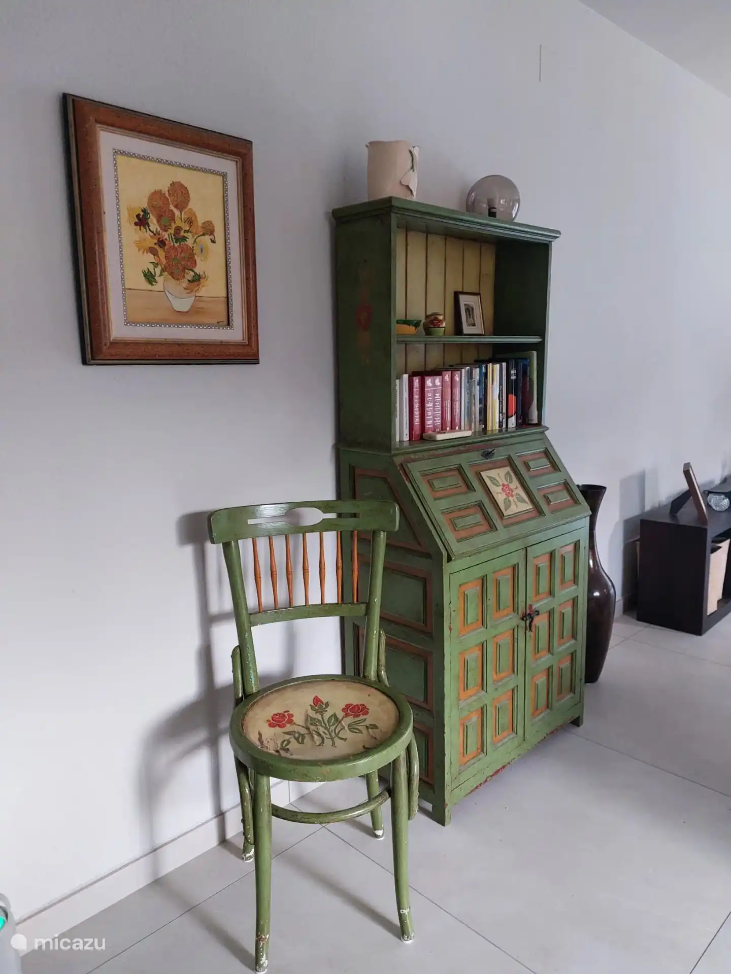 Kast, stoel en schilderij hebben onze ouders nog op een Spaans antiekmarktje gevonden.