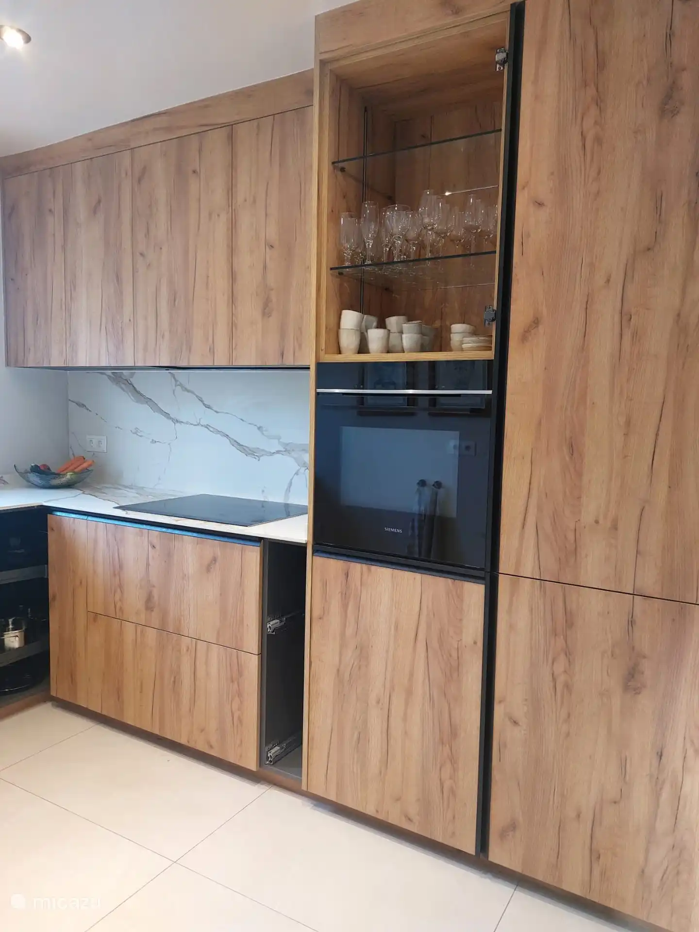 Keuken met Siemens oven/magnetron, Siemens inductie en Bosch koel-/vriescombinatie, met luxe keramisch (porcelain) werkblad. Er worden deze week nog 2 ontbrekende deurtjes & 1 glazen deur gemonteerd