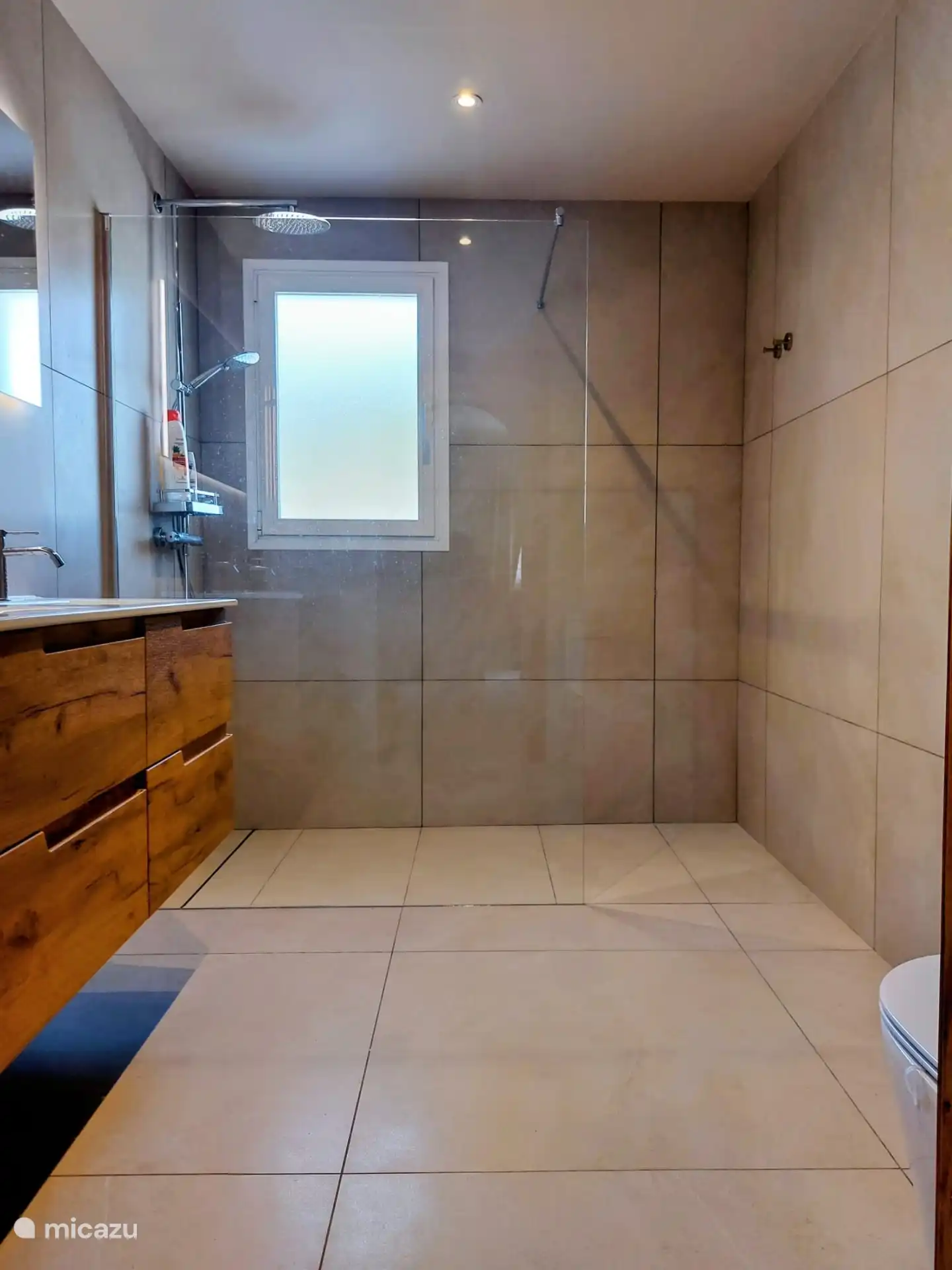 Sehr geräumige Dusche mit dieser neuen Bademaschine