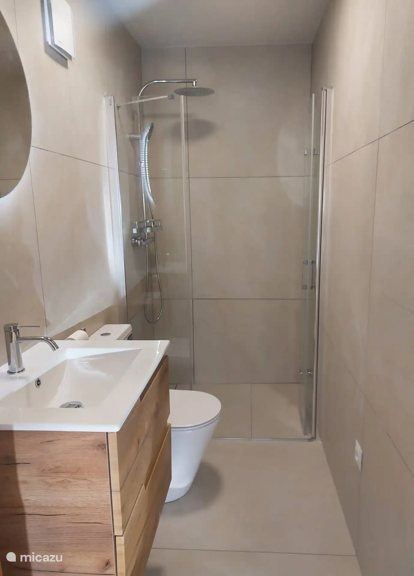 Komplett neues Badezimmer im Schlafzimmer ockerfarben, mit Dusche und Toilette