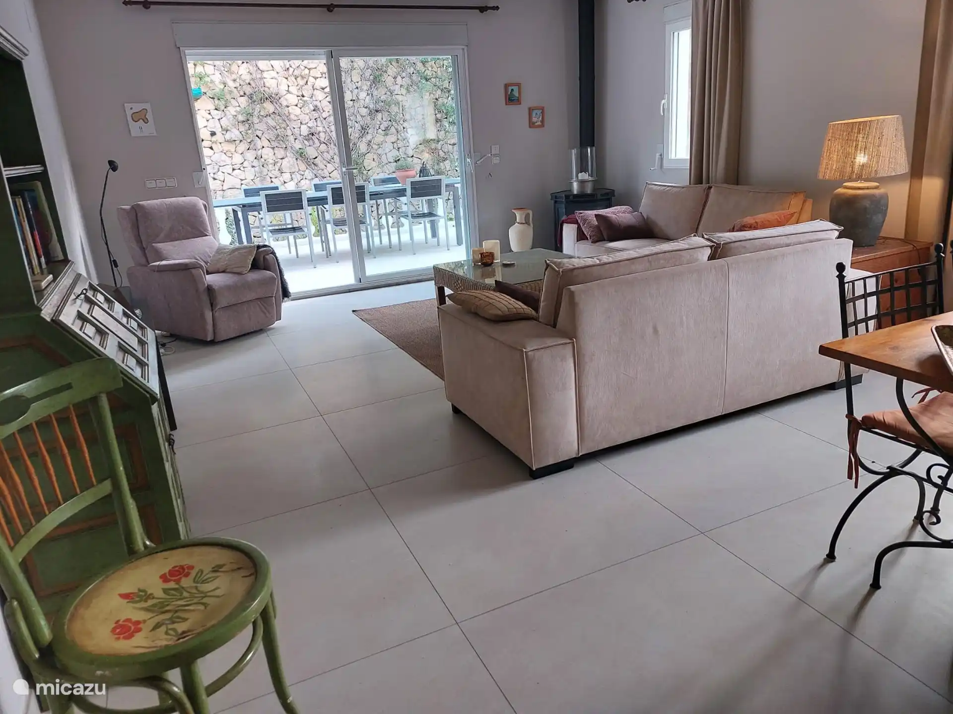 Op de achtergrond een doorkijkje naar één van de terrassen voor gezellige eetmomenten