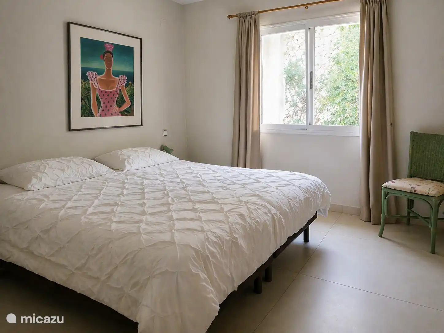 Größtes (Haupt-)Schlafzimmer mit neuem gefliestem Boden, neues Doppelbett und Matratzen (1,80x2m) Klimaanlage (kalt-heiß). 