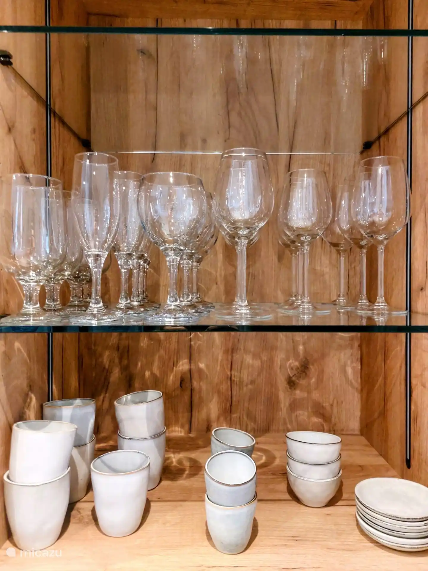 Gezellige kopjes en glasservies