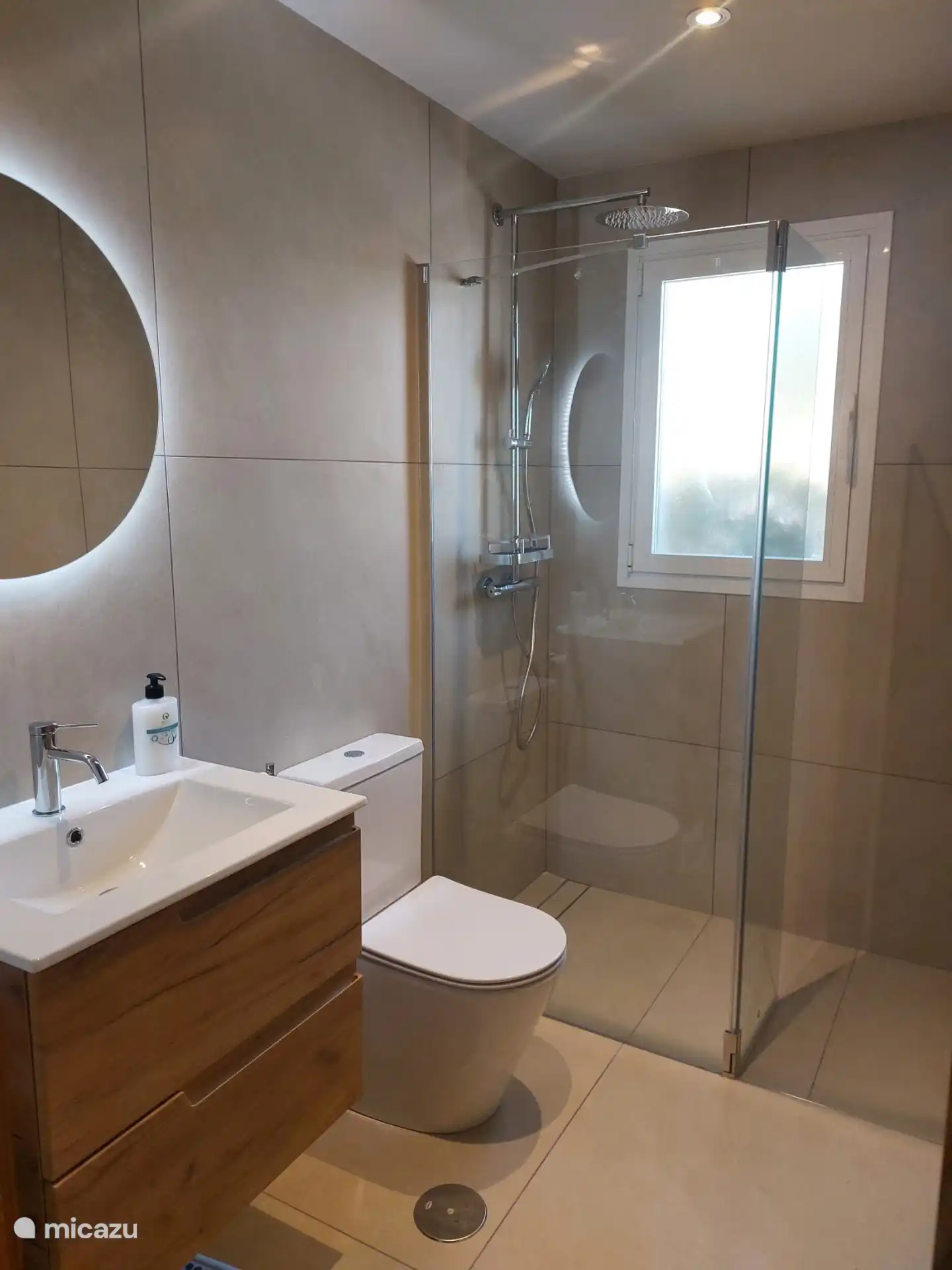 Komplett renoviertes Badezimmer mit Waschbecken, Dusche und Toilette im azurblauen Schlafzimmer