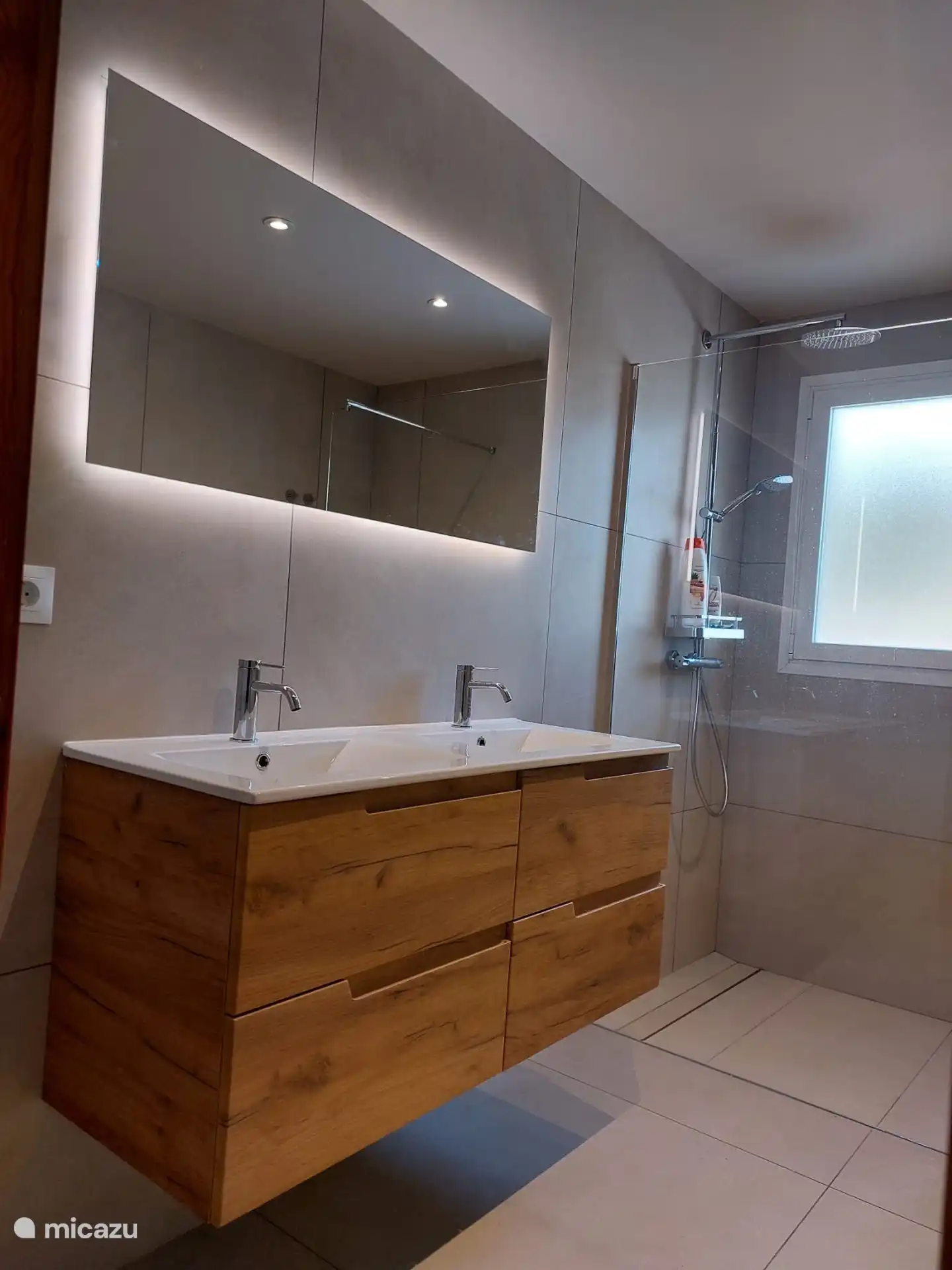 Neues geräumiges Badezimmer, das zum größten Schlafzimmer gehört. Wandgerät für 2 Personen, Spiegel mit Beleuchtung