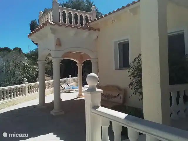 Villa D'Alfaz huren in Spanje, Costa Blanca, Alfáz del Pi - villa Ook vanaf de voordeur is het zwembad met pergola makkelijk te bereiken