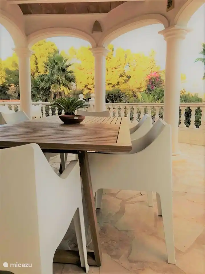 Bel endroit frais sous la pergola. Sur cette 2ème terrasse, il y a une nouvelle table de jardin spacieuse pour 8-10 personnes