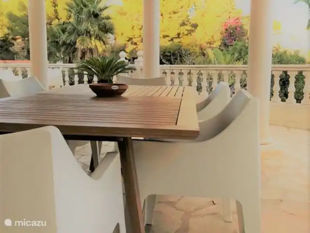 Villa D'Alfaz huren in Spanje, Costa Blanca, Alfáz del Pi - villa Heerlijke koele plaats onder de pergola. Op dit 2e terras, staat een ruime nieuwe tuintafel voor 8-10 personen