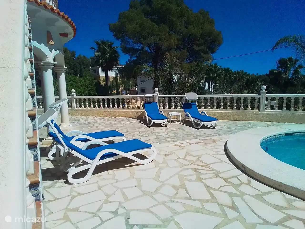 Une chaise longue peut également être déplacée sous la pergola à gauche pour plus d'ombre