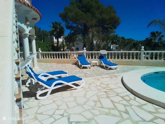 Villa D'Alfaz huren in Spanje, Costa Blanca, Alfáz del Pi - villa Ook een ligbed kan voor meer schaduw, verplaatst worden onder de pergola aan de linkerzijde