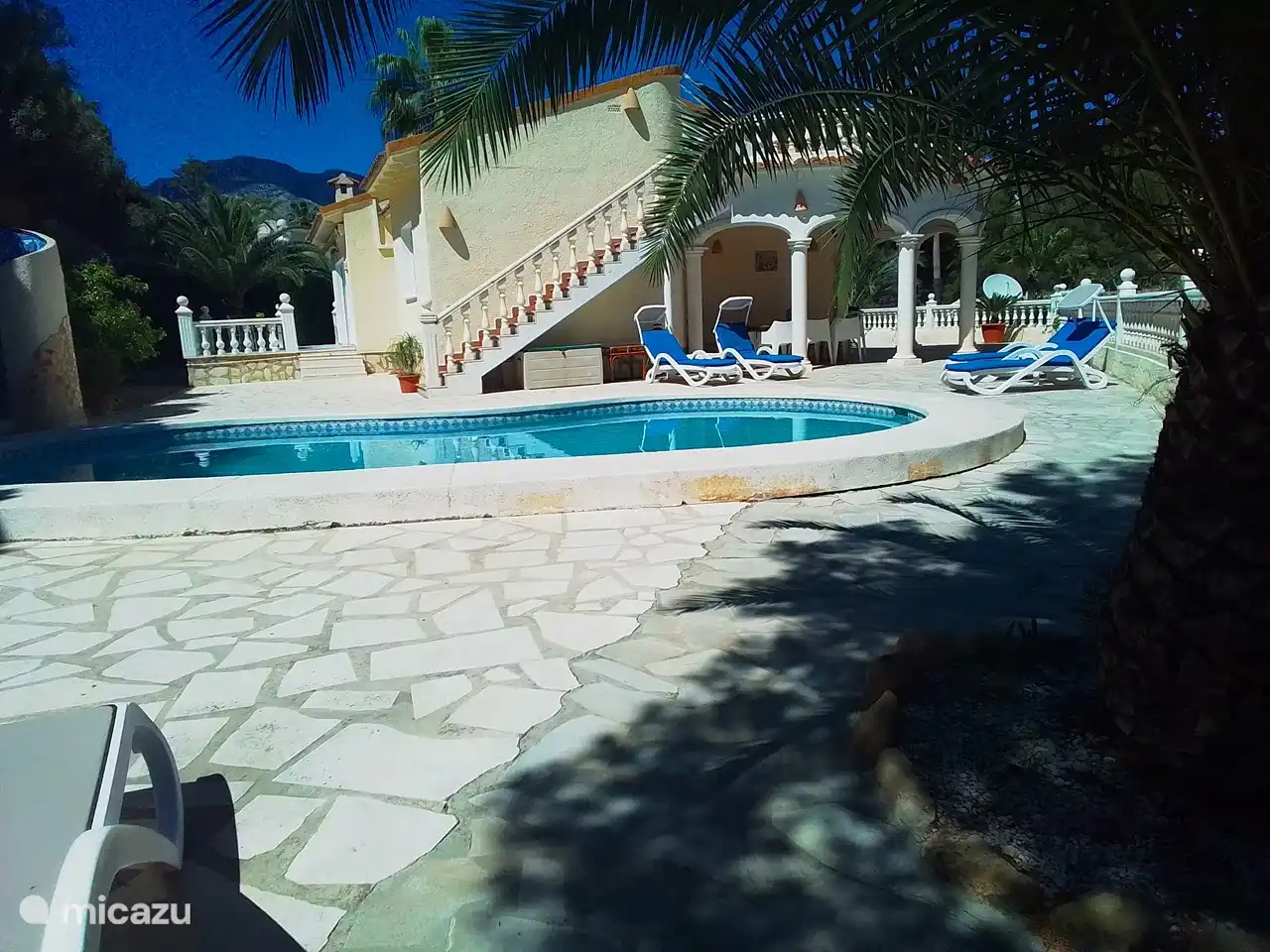 Vous pourrez vous allonger sur des transats tout autour de la piscine sur la 3ème terrasse