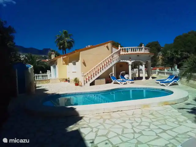 Villa D'Alfaz huren in Spanje, Costa Blanca, Alfáz del Pi - villa Uitzicht op het zwembad, de achterkant van de villa met pergola, de trap omhoog naar het dakterras (4e terras) en links na de buitendouche, het 5e terras bij de woonkamer