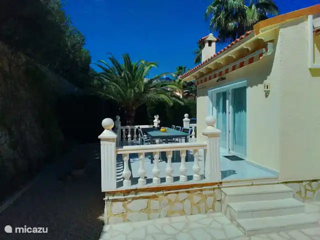 Villa D'Alfaz huren in Spanje, Costa Blanca, Alfáz del Pi - villa Vanaf het zwembad kun je het 5e terras, maar ook de woonkamer goed bereiken