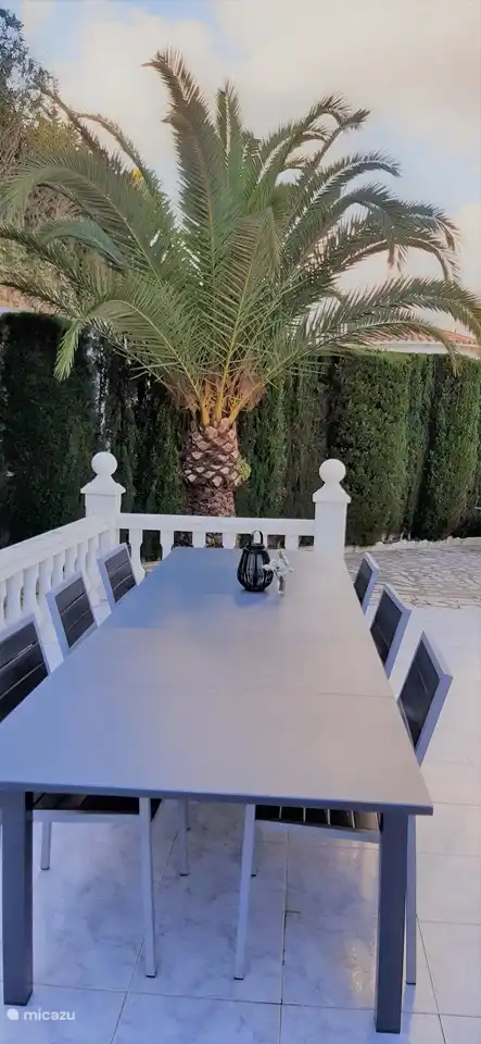 5ème terrasse à proximité, située à côté du salon avec table de jardin neuve très spacieuse (8-10 personnes)