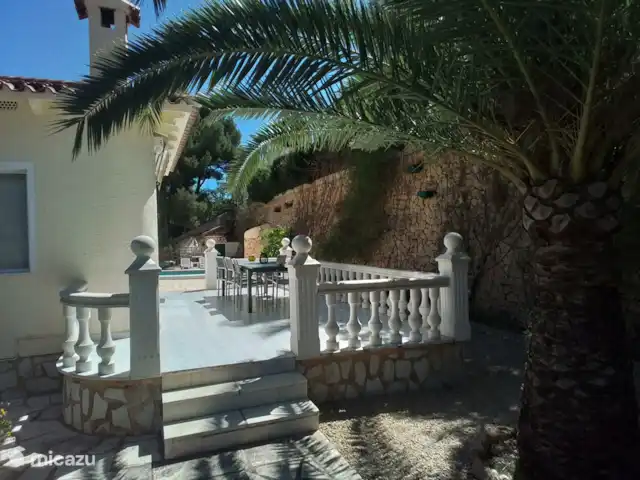 Villa D'Alfaz huren in Spanje, Costa Blanca, Alfáz del Pi - villa Inkijk van de oprit op het 5e terras waar je heerlijk kunt ontbijten met uitzicht op het zwembad en aan de andere kant in de verte de bergen