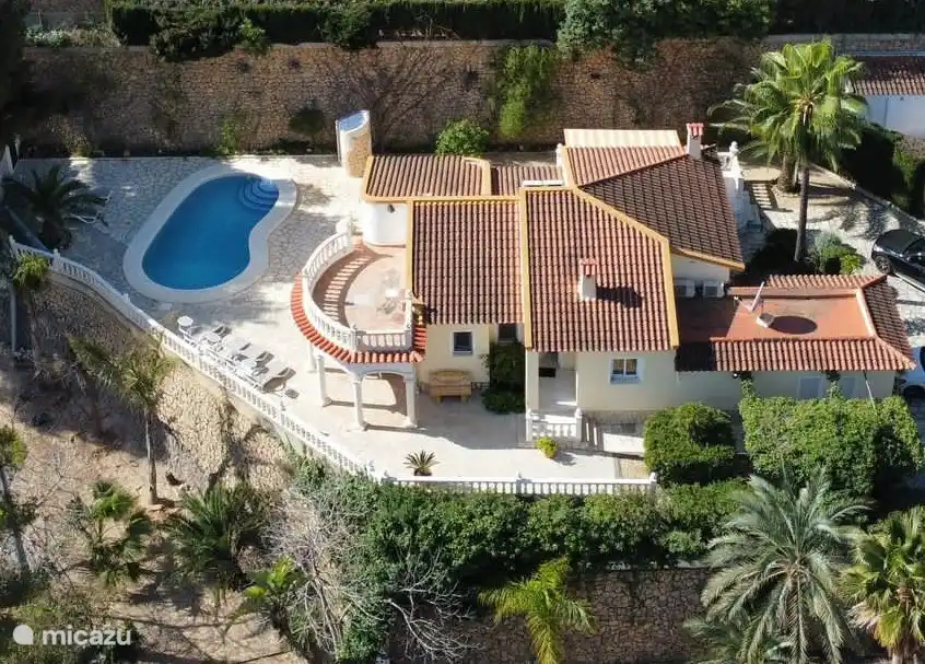 Villa sur terrain détaché avec piscine d'eau salée et douche extérieure. L'avantage d'une piscine au sel est la méthode de désinfection naturelle, bonne pour la santé et l'environnement.