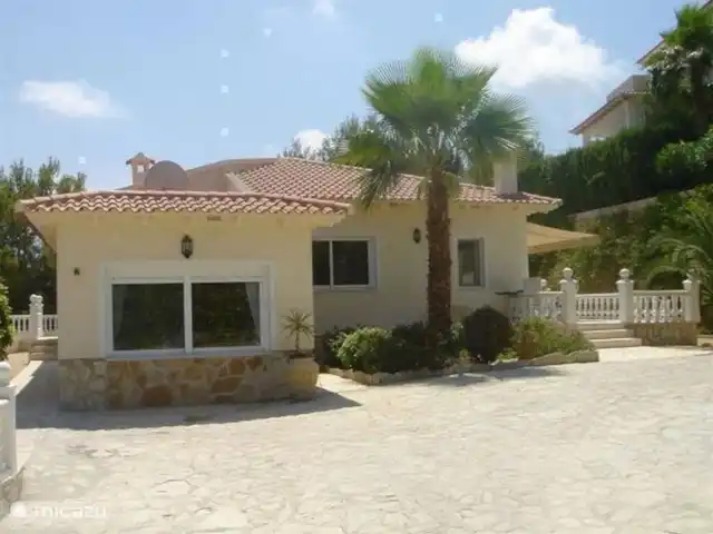 Villa D'Alfaz huren in Spanje, Costa Blanca, Alfáz del Pi - villa Voorkant van de villa met links vooraan de 3e slaapkamer en rechts de woonkamer & 5e terras