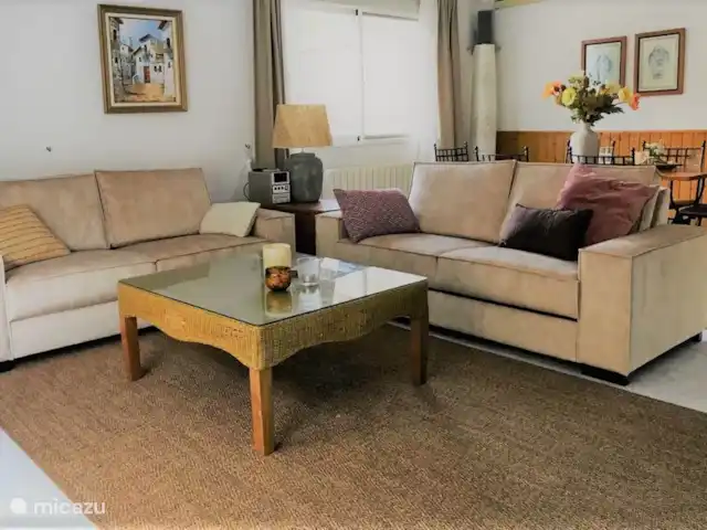 Villa D'Alfaz huren in Spanje, Costa Blanca, Alfáz del Pi - villa Woonkamer met nieuwe sofa's, gezellige sierkussens, plaids en mooie sfeerverlichting