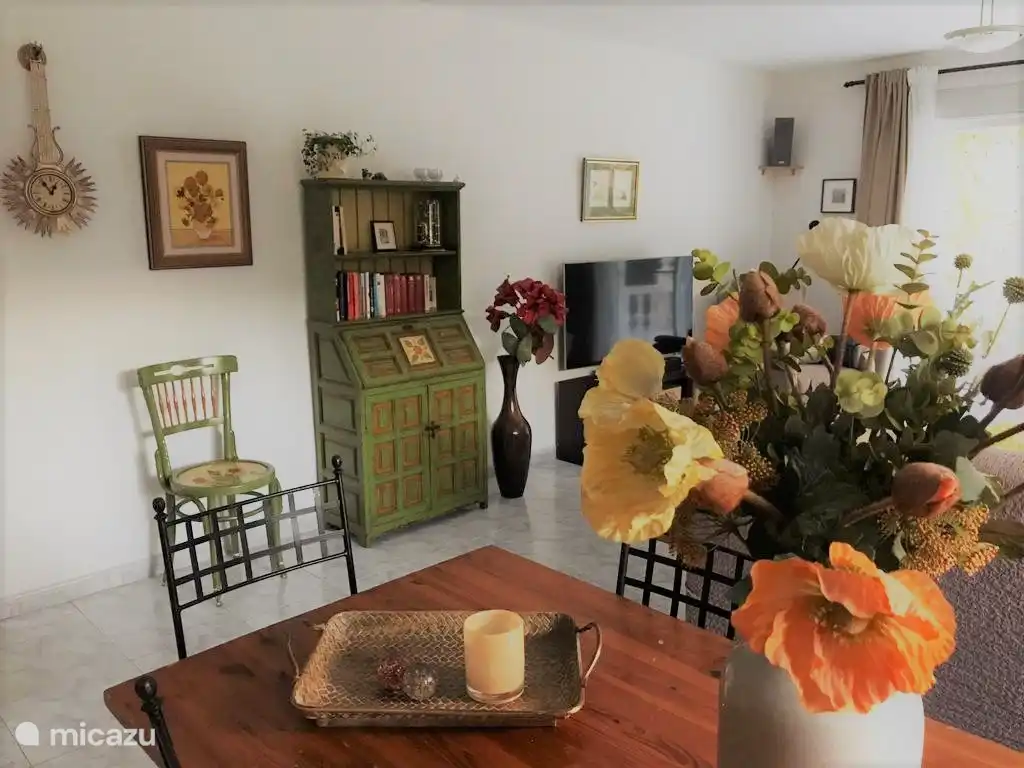 Salon et salle à manger. Smart TV de LG avec des applications pour Netflix et Youtube et une barre de son Sonos Beamer TV. Aussi un chauffage au gaz confortable, air conditionné froid-chaud et électr.cv