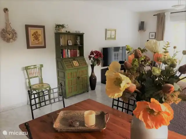 Villa D'Alfaz huren in Spanje, Costa Blanca, Alfáz del Pi - villa Woonkamer en eethoek. Smart tv van LG met o.a. apps voor Netflix & Youtube en een Sonos Beamer tv-soundbar. Ook een gezellige gaskachel, airco koud-warm en electr.cv