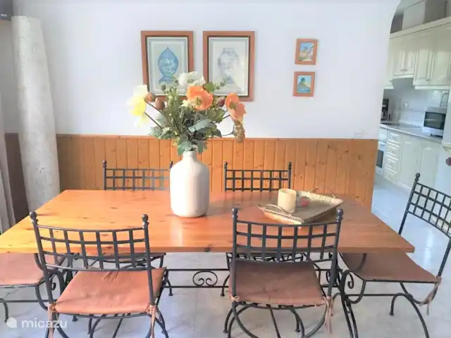 Villa D'Alfaz huren in Spanje, Costa Blanca, Alfáz del Pi - villa Foto van eethoek met 6 stoelen en doorkijkje naar de hoekkeuken. Volledig ingericht inclusief oven, magnetron en Nespresso koffiecups apparaat