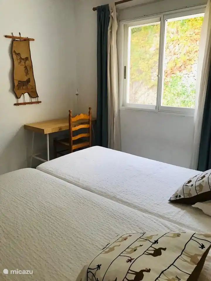 Chambre azur, 2 x 1 pers.lits 90x2m &amp; bureau, climatisation froid-chaud et électr.cv. Convient également très bien comme chambre d'enfant. Il y a aussi un lit de camp disponible